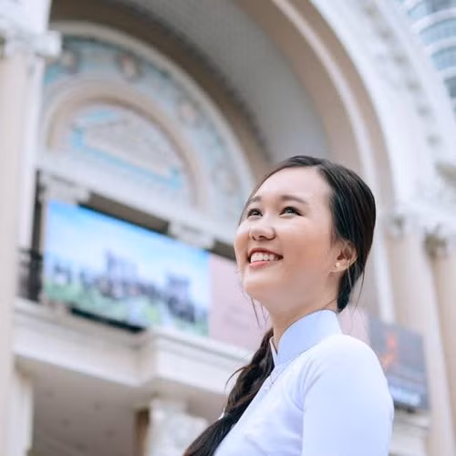 Nguyễn Khánh Vân sinh năm 1997, là nữ du học sinh Việt tại Mỹ từ 3 năm nay. Đi du học từ năm lớp 11, với trí tuệ và tài năng của mình, Khánh Vân đạt thành tích đáng nể và nổi tiếng với việc được Tổng thống Mỹ Obama tặng bằng khen, danh hiệu “Học sinh có thành tích học tập toàn diện” vào tháng 5 vừa qua.