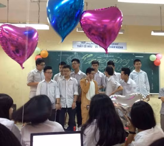 Buổi liên hoan tràn ngập ánh nến khiến nhiều dân mạng sau khi xem clip đã nhận xét đây chẳng khác nào một màn tỏ tình. Thành viên nam lớp 11D0 Việt Đức cũng cho rằng, đây thực sự giống một lời tỏ tình, thể hiện sự trân trọng của các bạn nam dành cho cô giáo và 38 bạn nữ khác trong lớp.