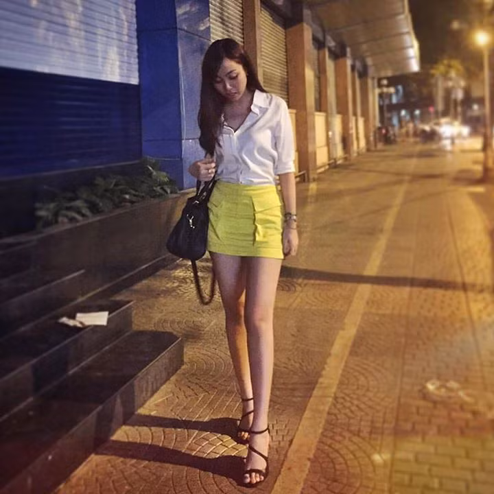 Mỹ Linh không ngại mặc những chiếc áo ngắn, croptop khoe vòng eo 60cm, săn chắc của mình. Ngoài ra, quần soóc, váy ngắn cũng là một trang phục ưa thích của nữ sinh sexy này khi nó giúp cô khoe được đôi chân dài, trắng trẻo rất hấp dẫn.