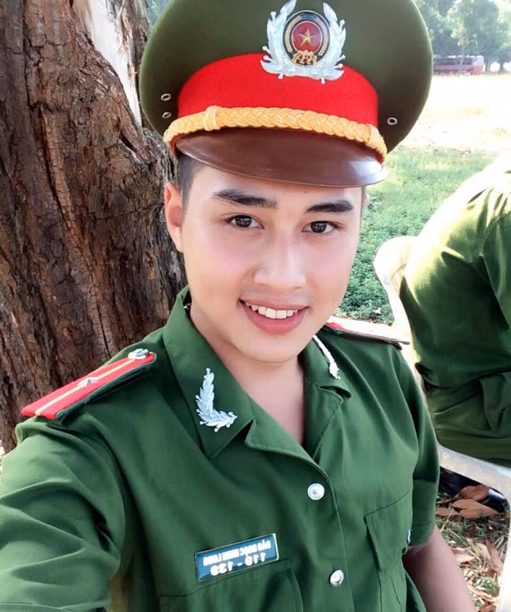 Chang canh sat 9X dien trai o HN don tim fan nu