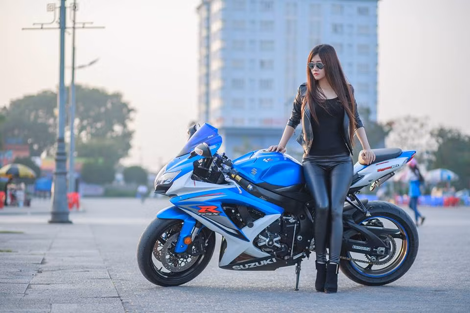 Hình ảnh cá tính, khác lạ của Thúy Nga bên xe phân khối lớn.