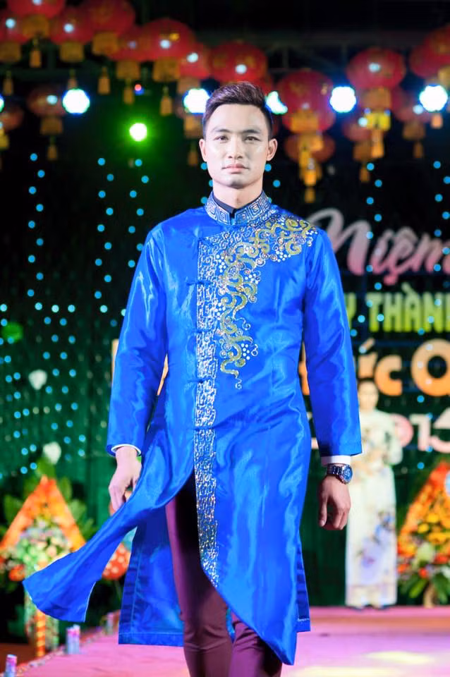 Khi bước trên sân khấu thời trang, Tuấn Nam luôn thể hiện phong thái chững chạc, những bước đi chuẩn và gương mặt cực “ngầu”. Điều này cho thấy dù chỉ coi người mẫu là nghề tay trái nhưng thầy giáo trẻ này vẫn luôn cố gắng đạt được đến tầm chuyên nghiệp.