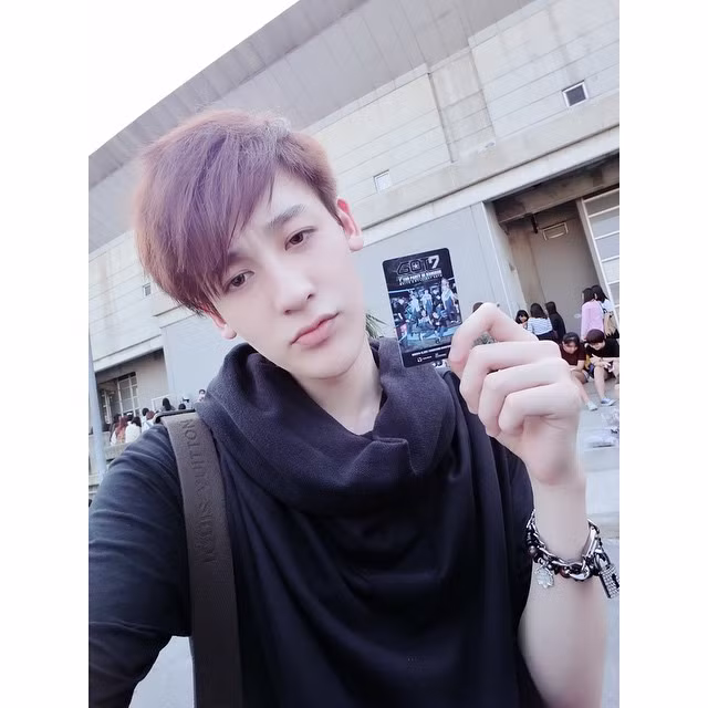 Ngoài là một tiếp viên hàng không, Wongsathorn Varachartkul còn rất đam mê và thành công trong vai trò một người mẫu. Hiện chàng hot boy tiếp viên đang làm mẫu cho khá nhiều hãng thời trang nổi tiếng ở Thái Lan.