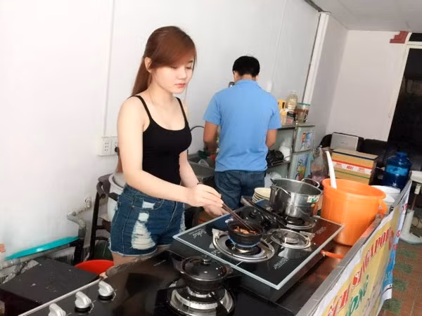 Loạt ảnh chụp lén một cô gái xinh đẹp làm việc tại một quán bán cháo ếch ở TP HCM tuần qua kích thích trí tò mò của nhiều bạn trẻ, dân mạng. Khuôn mặt xinh xắn, dáng vẻ gợi cảm của cô gái đang nấu bếp làm nhiều dân mạng đứng ngồi không yên, muốn tìm hiểu, truy tìm danh tính nhân vật chính. Theo tìm hiểu, cô gái được dân mạng phong biệt danh "hot girl bán cháo ếch" tên thật là Phan Thị Bích Liên, sinh năm 1995, hiện đang sinh sống và làm việc tại quận Thủ Đức, TP HCM.