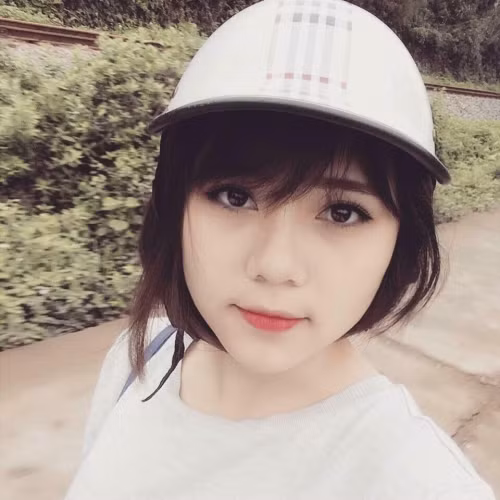 Cô gái hát "Vợ người ta" gây sốt này tên thật là Trương Bạch Diệp, sinh năm 1996, hiện đang theo học trường ĐH Văn hóa nghệ thuật Quân đội và bán hàng online để kiếm thêm thu nhập. Mặc dù được yêu thích thông qua bản mashup “Vợ người ta” nhưng cô gái này chia sẻ rằng vẫn chưa có ý định dấn thân vào showbiz, và bật mí vẫn thích lựa chọn kinh doanh hơn.