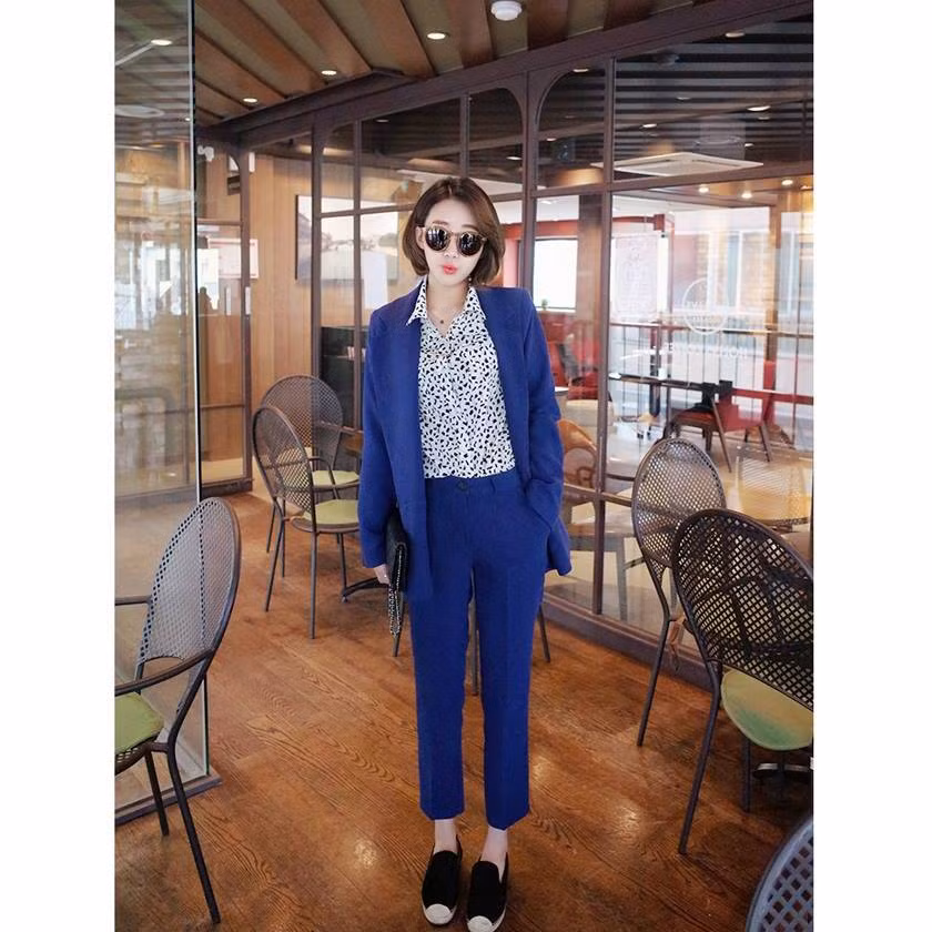 Những thành tích ấn tượng nhất của Lan Anh có thể kể đến như: Năm 2006, giải Nhất cuộc thi đàn piano trường THPT Kim Liên. Năm 2009, Giám đốc trung tâm đào tạo người mẫu và trở thành thành viên Hiệp hội doanh nhân trẻ Hà Nội... Năm 2010, Lan Anh lọt Top 50 Vietnam Next Top Model. Năm 2011 Giải Ba Âm nhạc cổ điển Italy. Năm 2014, lọt vào Chung kết Hoa hậu thế giới người Việt tại Nhật.