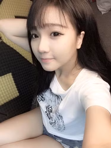 Có ngoại hình rất xinh xắn và khá tiểu thư, tuy nhiên ít ai biết hot girl rửa bát 9X Hải Yến lại là một cô nàng từng trải từ sớm. Gia đình khó khăn nên Hải Yến đã bắt đầu biết kiếm tiền, tự lập từ năm 14 tuổi, từng làm qua nhiều công việc rất vất vả.