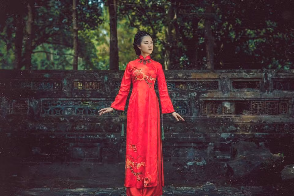 Theo tìm hiểu, “nàng thơ xứ Huế” gây thương nhớ cho khán giả tên thật là Lê Trần Ngọc Trân, năm nay 20 tuổi, một cô gái Huế chính hiệu. Với người dân Huế, Ngọc Trân thực chất không phải là gương mặt xa lạ khi cô thường xuyên xuất hiện trên sóng truyền hình VTV, các kênh sóng, chương trình của địa phương.