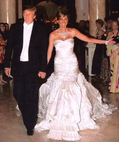 Chiếc váy cưới do nhà thiết kế lừng danh John Galliano của Christian Dior dành riêng cho Melania Trump có giá 200.000 USD (khoảng 4,5 tỷ đồng). Ảnh: Printest.