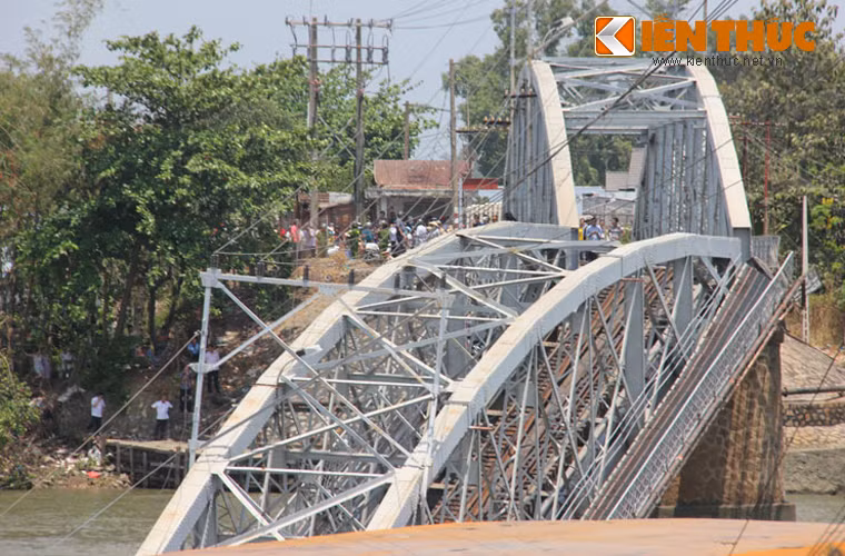 Vụ tai nạn khiến hai nhịp cầu Ghềnh bị sập.