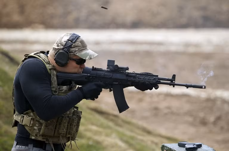 Phiên bản AK-12 bắt đầu được nghiên cứu và chế tạo từ năm 2010. Súng AK-12 được thiết kế với rãnh ngắm đa năng và có thể thay thế bằng các loại kính ngắm quang học hoặc kính ngắm điện tử để có thể giúp người lính tác chiến hiệu quả trong điều kiện ban đêm, sương mù.