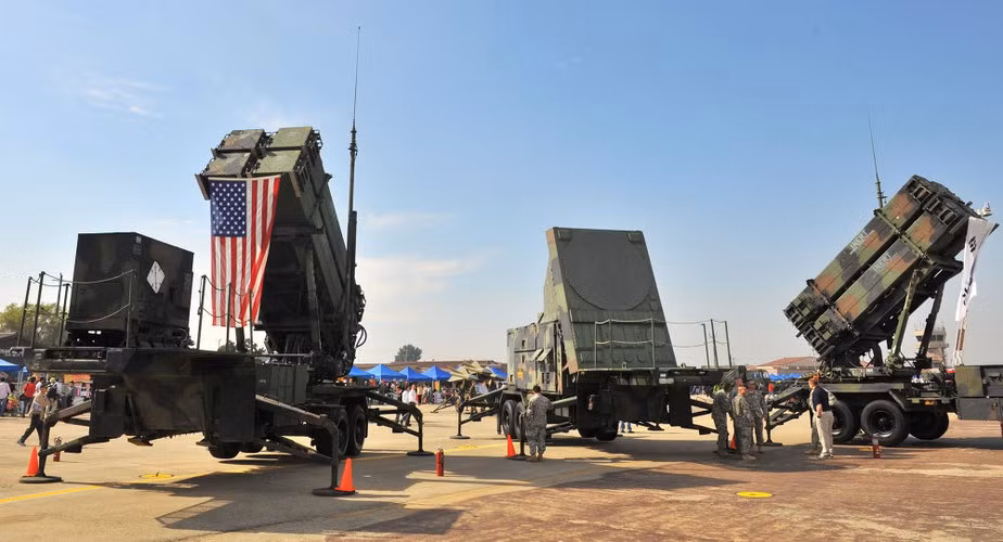 Trường hợp tương tự cũng được nhận xét như vậy với “huyền thoại” Su-24 của hải quân Nga làm tê liệt khu trục hạm USS Donald Cook của Mỹ, nhưng rồi chính các chuyên gia Nga đã phải thừa nhận không có sự việc trên.