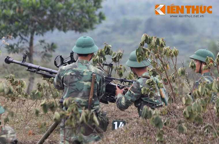Đại liên DShK 12,7mm vừa có thể sử dụng để yểm trợ bộ binh trên mặt đất, cũng có thể biến thành hỏa lực phòng không riêng của bộ binh. Trong kháng chiến, bộ đội ta đã nhiều lần sử dụng DShK để bắn hạ máy bay. Ảnh: Anh Sơn