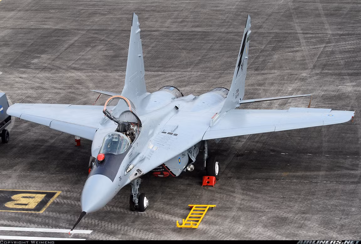 Các nguồn tư liệu cho biết, Malaysia đã mua 2 phiên bản MiG-29 gồm: MiG-29N một chỗ ngồi và MiG-29NUB 2 chỗ ngồi có thể dùng để huấn luyện phi công chuyển loại. MiG-29N được coi là phiên bản sửa đổi trên cơ sở chiếc MiG-29S - bản nâng cấp lớn dòng MiG-29 do Nga sản xuất. Phiên bản của Malaysia được bổ sung thêm hệ thống thông tin liên lạc hiện đại, hệ thống dẫn đường và hệ thống tiếp nhiên liệu trên không. Nguồn ảnh: Airlines.net