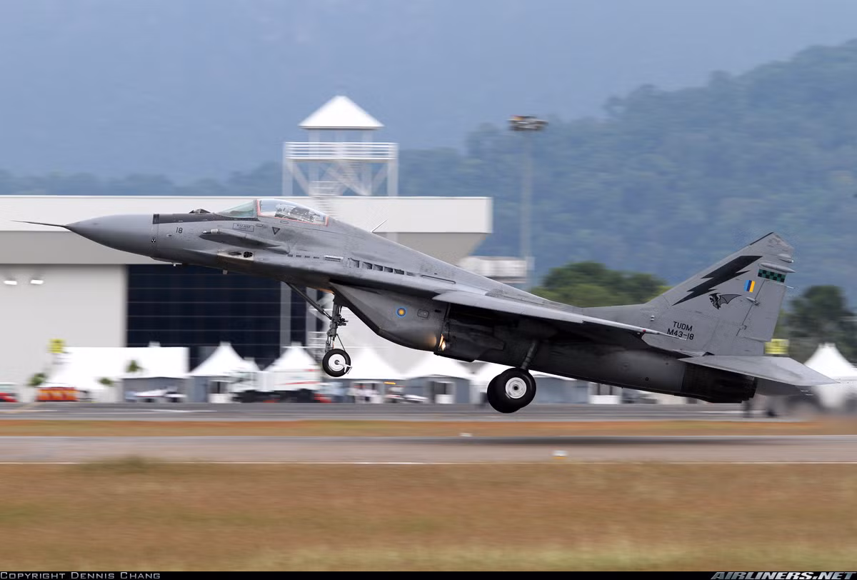 Việc Ấn Độ tìm mua lại các máy bay MiG-29 được cho là nhằm đối phó với sự thiếu hụt nghiêm trọng các máy bay chiến đấu hiện đại để chống lại một cuộc xung đột tiềm tàng với Pakistan và Trung Quốc. Gần đây, New Delhi đã ký thỏa thuận mua 36 chiếc Rafale từ Pháp nhưng việc giao thàng sẽ chỉ bắt đầu từ tháng 9/2019 và hoàn thành vào năm 2022. Còn dự án máy bay nội địa LCA Tejas cũng bị chậm tiến độ lớn. Nguồn ảnh: Airlines.net