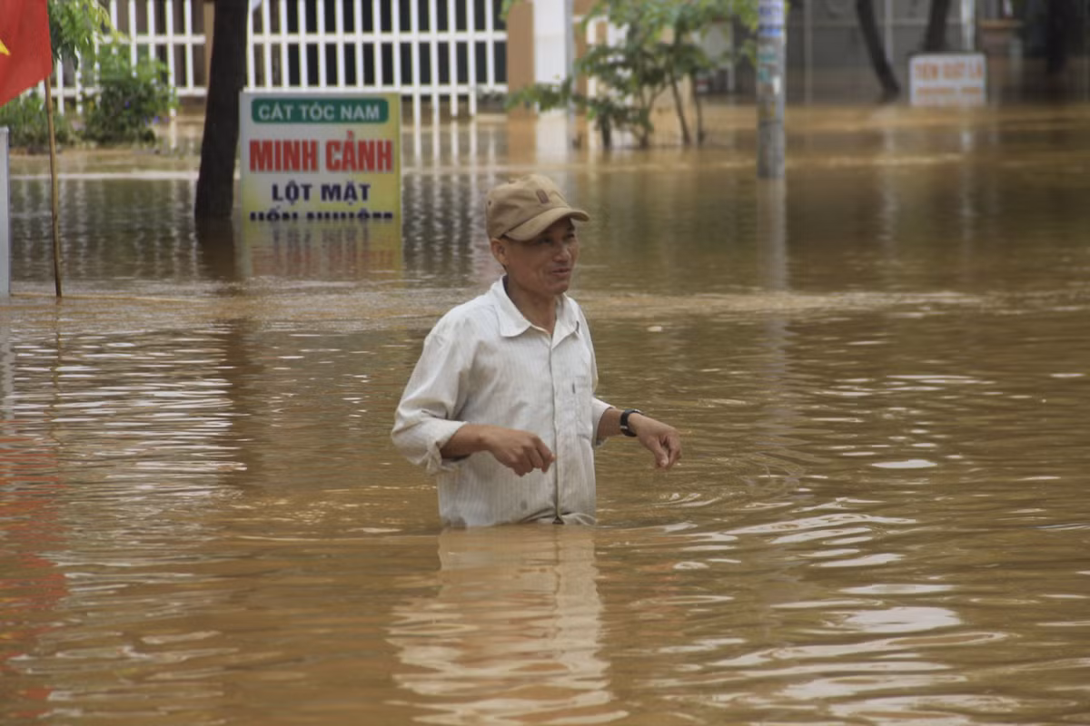 Một số địa phương nước lũ đã dâng đến nửa người.