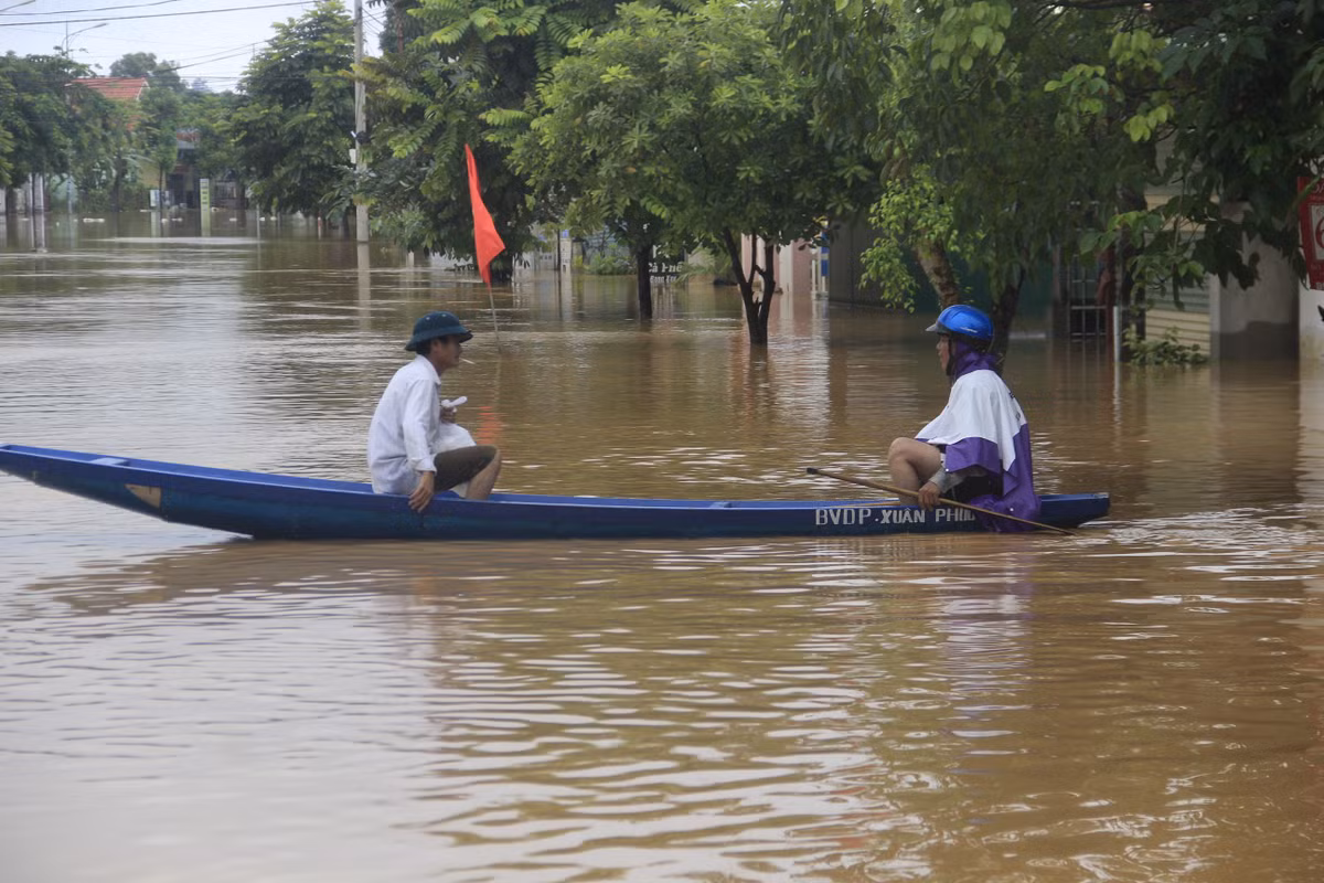Hiện người dân đang phối hợp với cơ quan chức năng cứu hộ cứu nạn những vùng ngập nặng. Diễn biến mưa lũ Theo Trung tâm dự báo khí tượng thủy văn Quốc gia, hiện nay, lũ trên các sông ở Hà Tĩnh đang lên; thượng lưu các sông ở Quảng Bình đang xuống, hạ lưu đang dao động ở mức cao; các sông ở Quảng Trị đang xuống. Mực nước lúc 07h/05/9 trên các sông như sau: Sông Ngàn Sâu tại Chu Lễ 14,44m, trên BĐ3 0,94m; tại Hòa Duyệt 9,88m, dưới BĐ3 0,62m; Sông Gianh tại Đồng Tâm 12,56m, trên BĐ2 0,56m; tại Mai Hóa 6,87m, trên BĐ3 0,37m; Sông Kiến Giang tại Lệ Thủy 2,50m, dưới BĐ3 0,20m; Sông Thạch Hãn tại Thạch Hãn 3,61m, dưới BĐ2 0,39m. Dự báo lũ trên các sông ở Hà Tĩnh tiếp tục lên, các sông ở Quảng Bình dao động ở mức cao; các sông ở Quảng Trị tiếp tục xuống. Đến chiều, tối nay (5/9), mực nước trên các sông khả năng như sau: Sông Ngàn Sâu tại Chu Lễ dao động ở mức 14,5m, trên BĐ3 1,0m (với tổng lưu lượng xả của thủy điện Hố Hô duy trì ở mức 783m3/s); tại Hòa Duyệt lên mức 10,6m, trên BĐ3 0,1m; Sông Gianh tại Mai Hóa dao động ở mức 6,5m, ở mức BĐ3; Sông Kiến Giang tại Lệ Thủy dao động ở mức 2,3m, trên BĐ2: 0,1m; Sông Thạch Hãn tại Thạch Hãn xuống mức BĐ1. Tình trạng ngập lụt sâu, diện rộng tiếp tục diễn ra tại Hà Tĩnh, Quảng Bình. Trong hôm nay (5/9), ở các tỉnh từ Nghệ An đến Thừa Thiên Huế có mưa vừa, mưa to (lượng mưa phổ biến 30-60mm/24 giờ); riêng Hà Tĩnh, Quảng Bình có mưa to đến rất to (80-150mm/24 giờ, có nơi trên 150mm/24h). Ở Tây Nguyên có mưa vừa, có nơi mưa to (20-50mm/24h, có nơi trên 50mm/24h). Nguy cơ xảy ra lũ quét và sạt lở đất, ngập lụt ở vùng trũng, thành phố và khu đô thị các tỉnh từ Thanh Hóa đến Thừa Thiên Huế, các huyện: - Tỉnh Nghệ An: Tương Dương, Con Cuông, Thanh Chương, Hưng Nguyên, Tp. Vinh - Tỉnh Hà Tĩnh: Hương Khê, Hương Sơn, Vụ Quang, Kỳ Anh, Tp. Hà Tĩnh, Cẩm Xuyên - Tỉnh Quảng Bình: Tuyên Hóa, Minh Hóa, Bố Trạch, Quảng Trạch, Tp. Đồng Hới - Tỉnh Quảng Trị: Hướng Hóa, Đăkrông, Tx. Quảng Trị, Tp Đông Hà Đặc biệt là các huyện Hương Khê, Hương Sơn, Vụ Quang (Hà Tĩnh), Tuyên Hóa, Minh Hóa, Bố Trạch (Quảng Bình), Hướng Hóa, Đăkrông (Quảng Trị). Cần đề phòng mưa lũ ảnh hưởng đến an toàn các hồ chứa nhỏ trên địa bàn các tỉnh trên. Cảnh báo cấp độ rủi ro thiên tai: Cấp 1