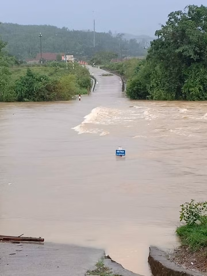 Nhiều con đường bị hư hỏng, chia cắt bởi nước lũ chảy xiết.