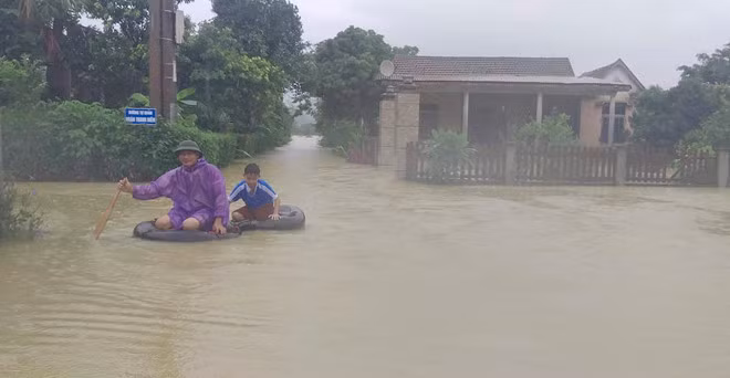 Người dân buộc phải di chuyển bằng thuyền bè tự chế.
