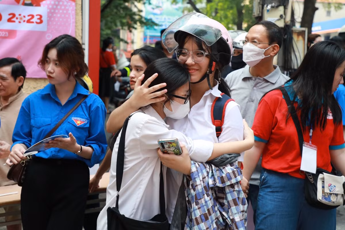 Cùng đó, một số thí sinh cho biết đề thi Văn sáng nay có phần "trúng tủ". "Em mừng quá và cảm thấy nhẹ nhõm vì đề thi Văn năm nay em đã ôn rất kỹ, phải nói là "trúng tủ". Mấy hôm nay em toàn thức khuya để ôn bài, hôm qua em thức tới 2h sáng, dự đoán sẽ đạt điểm cao trong môn thi sáng nay", bạn Minh Hồng (trường THCS Phương Mai) ông chầm lấy bạn của mình nghẹn ngào.