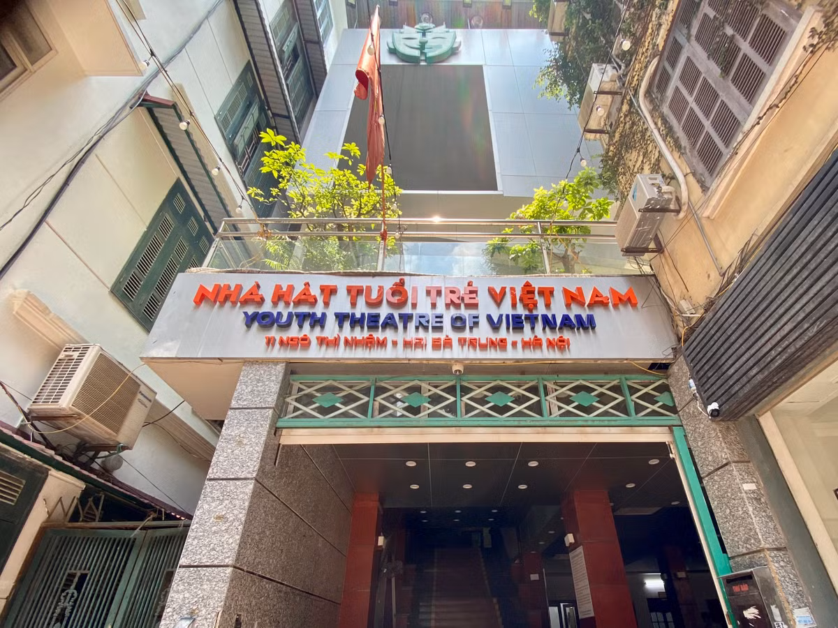 Nhà hát Tuổi trẻ - 11 Ngô Thì Nhậm, là sân khấu Thủ đô thường xuyên ra mắt vở diễn mới phục vụ khán giả. Các chương trình ca, hài kịch, dân vũ đến nay vẫn là “thương hiệu” của Nhà hát Tuổi trẻ.