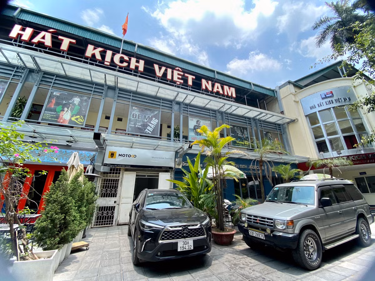  Nhà hát Kịch Việt Nam - số 1 Tràng Tiền, mỗi tháng vẫn duy trì sức hút với cả chục suất diễn, nhưng cũng chỉ có khả năng phục vụ tối đa gần 200 khách trong một buổi biểu diễn.