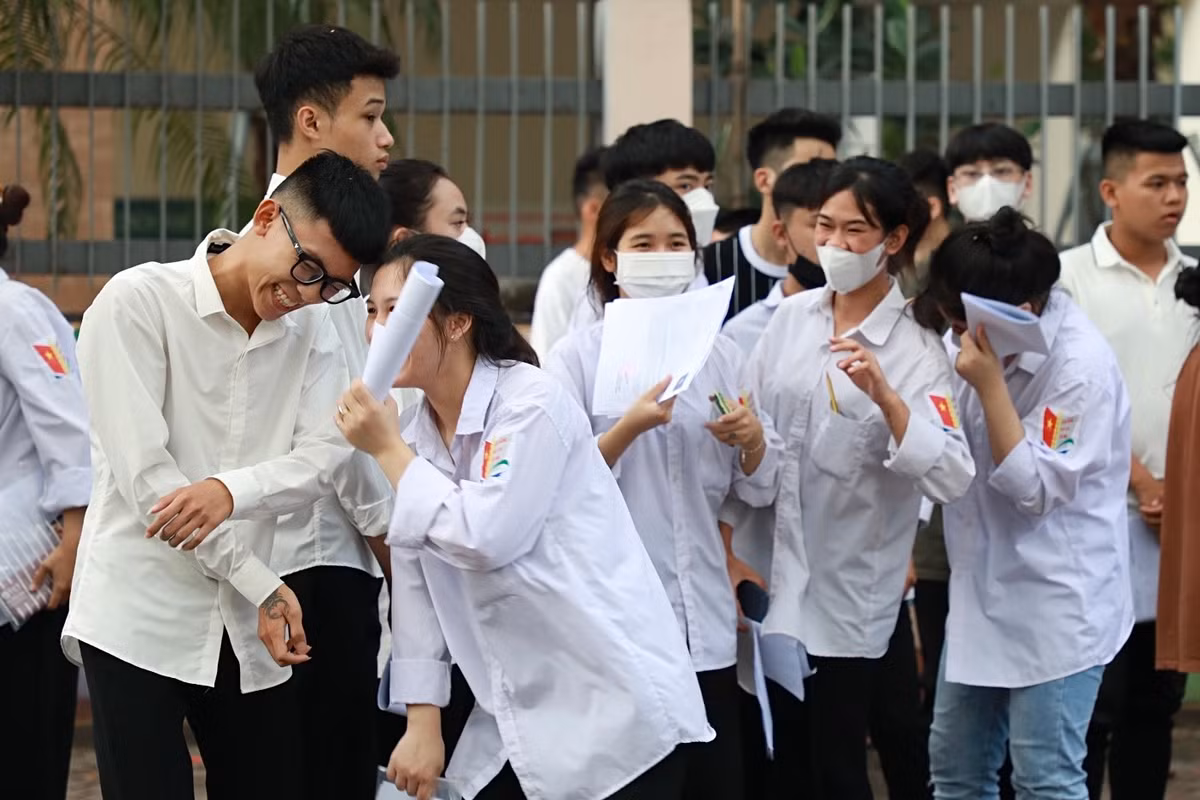 Các thí sinh vui vẻ, hào hứng sau ngày thi đầu tiên.
