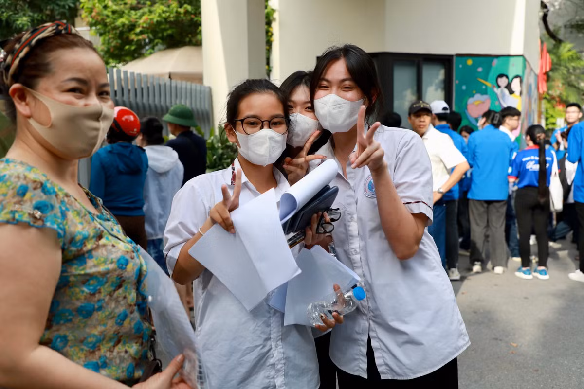 Bạn Trang (đeo kính, THPT Hoàng Mai) cho biết đã xét tuyển đại học bằng phương thức xét học bạ nên tâm lý thoải mái.