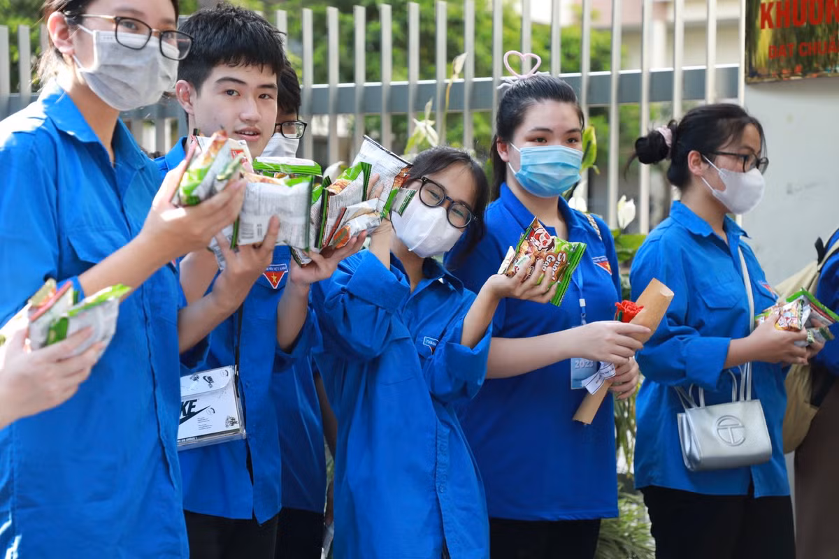 Những hình ảnh vô cùng đáng yêu này đã đã tạo nên những hình ảnh đẹp trong mùa thi tốt nghiệp THPT 2023.