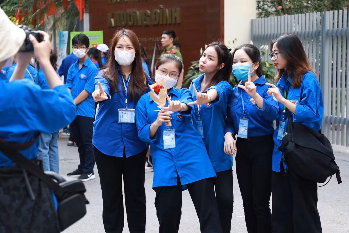 Tuổi trẻ, nhiệt huyết của những người trẻ làm tình nguyện được thể hiện ở sự chu đáo, tận tình với từng nhiệm vụ được giao. Nhờ vậy, đã góp một phần vào thành công của kỳ thi tốt nghiệp THPT 2023.