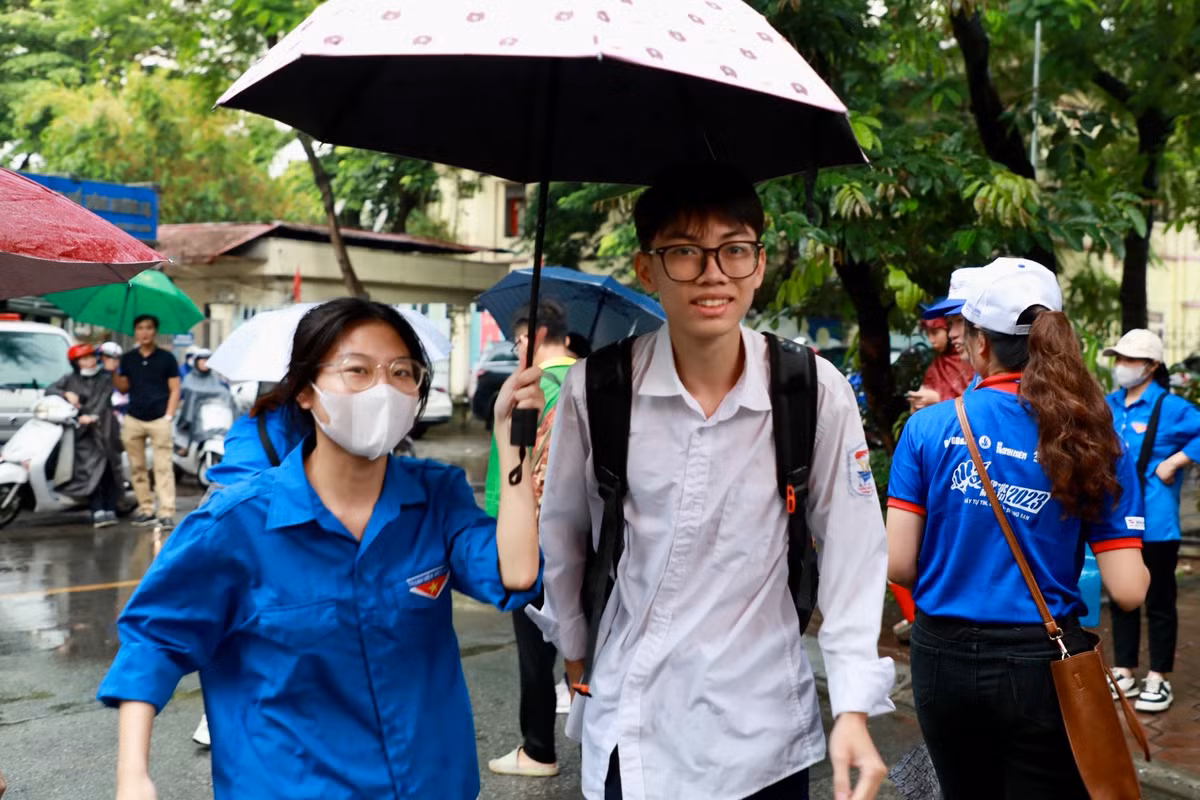 Những tình nguyện viên trẻ đầy nhiệt huyết, nhanh nhẹn, hỗ trợ tất cả các thí sinh.