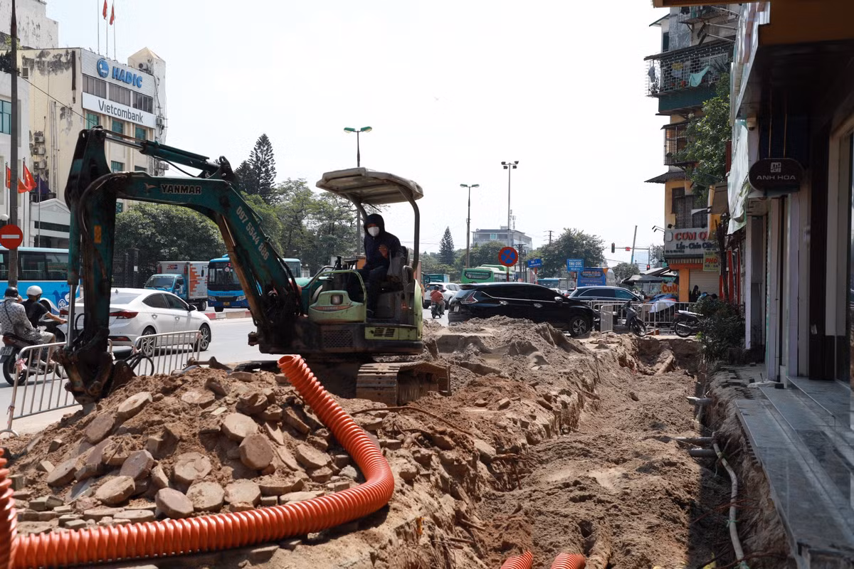 Tại hiện trường, máy móc đang đào đường, gấp rút thi công.