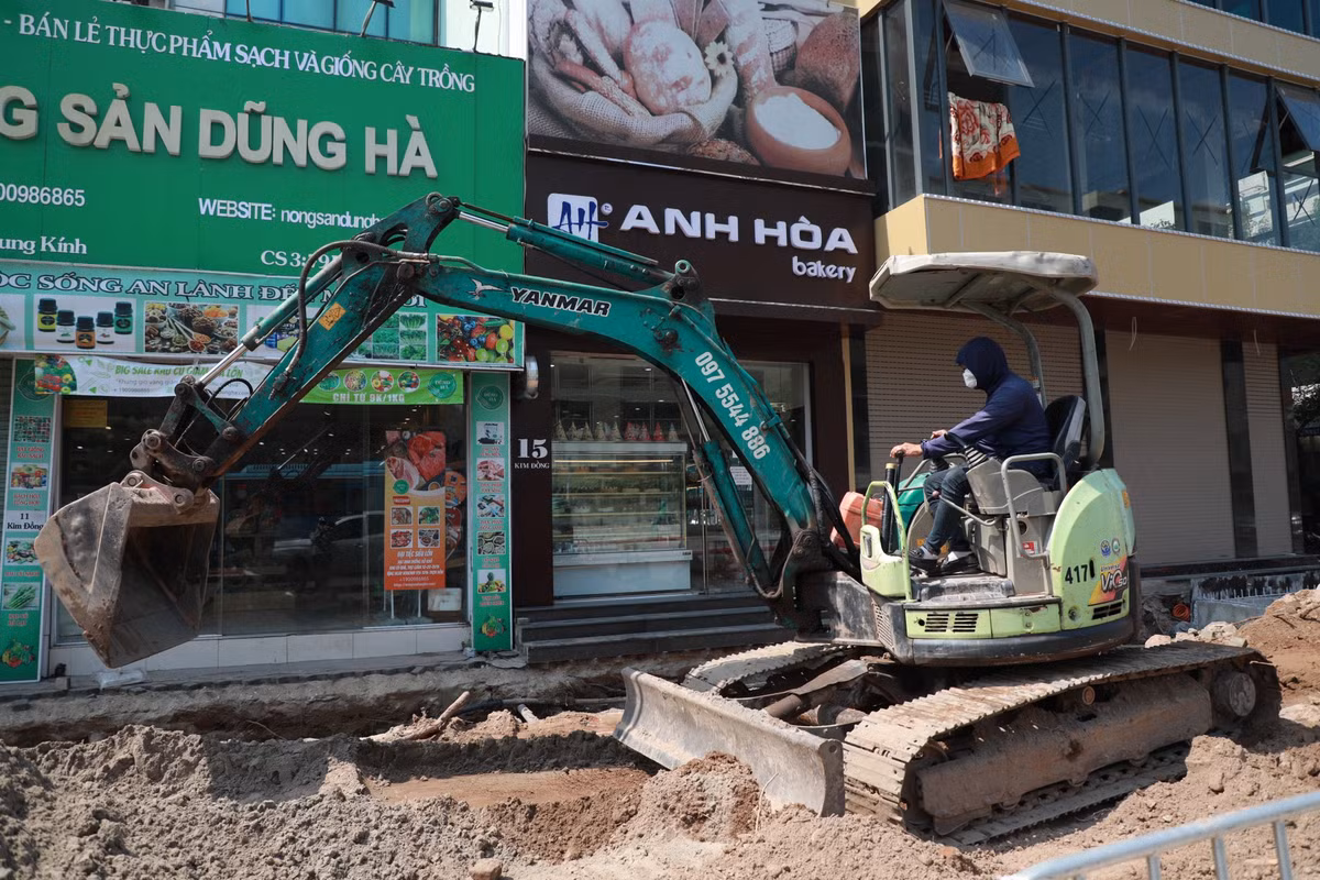 Việc thi công dự án khiến nhiều cửa hàng, nhà dân gặp khó khăn, phải đóng cửa.