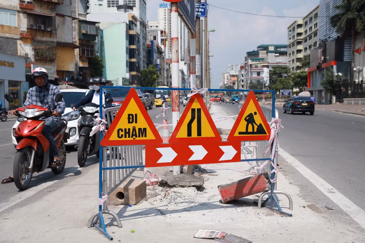 Để thực hiện dự án hầm chui vành đai 2.5, đầu tháng 4 vừa qua, UBND Hà Nội đã có quyết định đánh chuyển, đốn hạ hơn 140 cây xanh trên tuyến đường Kim Đồng (quận Hoàng Mai). 