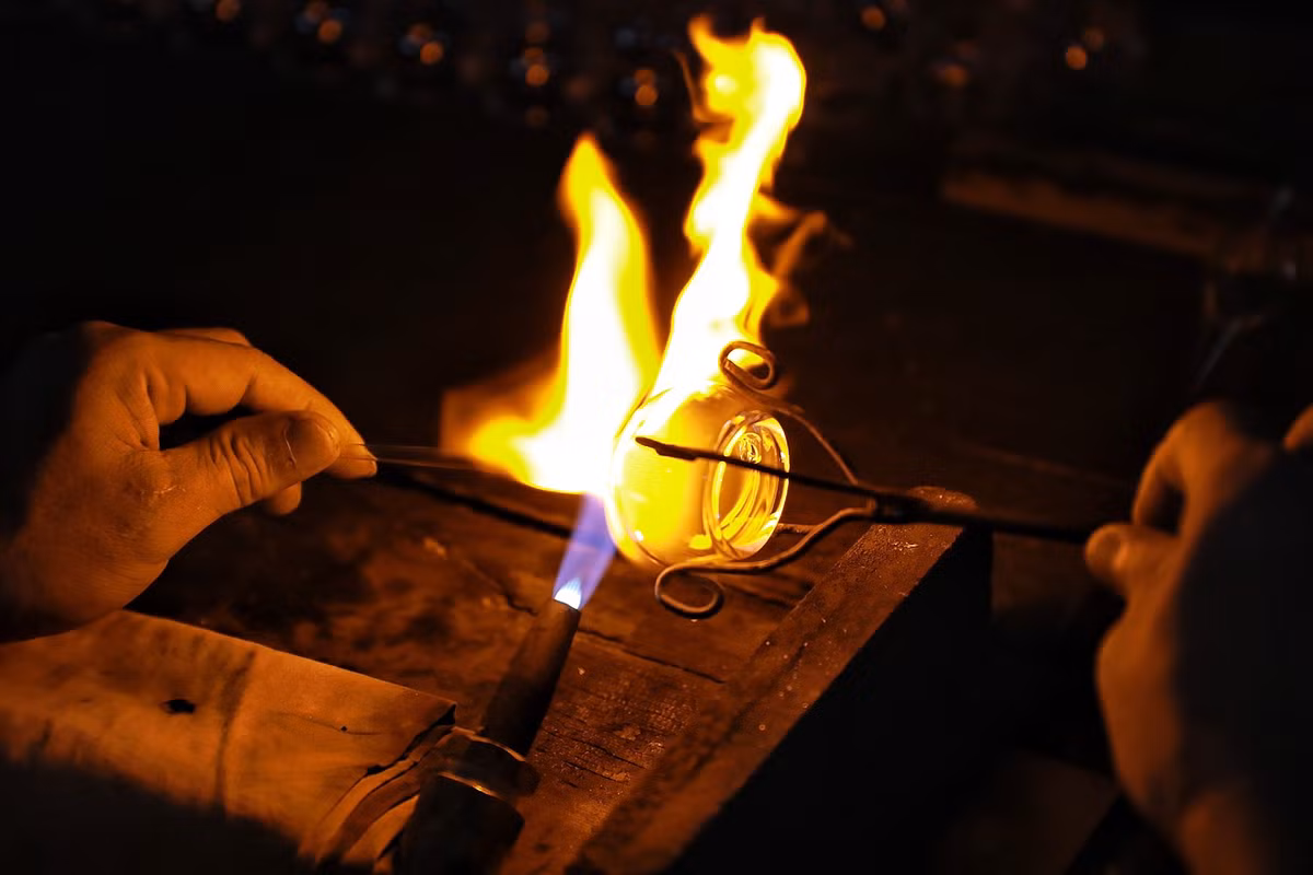 Những bước tạo hình điệu nghệ được đôi tay của ông Thạo làm một cách thuần thục.