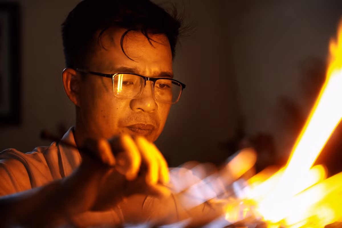 Theo ông Thạo, nhiệt độ để nung nấu được thuỷ tinh phải nóng từ 700 - 1.000 độ C. “Nhiệt độ ngoài trời hôm nay 40 độ C thì trong nhà phải lên tới 50 độ, như cái lò bát quái. Làm mà mồ hôi ướt như tắm”.
