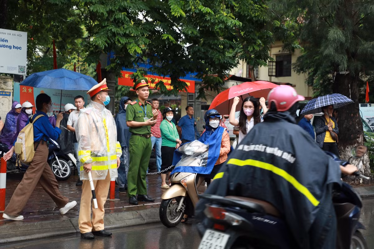 Lực lượng chức năng phân luồng, bảo đảm giao thông thông suốt trong những ngày diễn ra kỳ thi. Năm nay, Hà Nội có hơn 102.000 thí sinh, đông nhất cả nước.