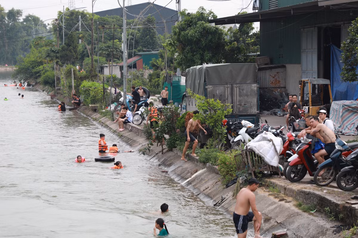Anh Sơn (người dân thôn Sở Hạ) cho biết: "Mương nước Hồng Vân là nơi quen thuộc của người dân trong xã mỗi mùa hè. Mỗi ngày hàng trăm người cả người lớn và trẻ nhỏ đổ về đây tắm giải nhiệt. Các con đều được trang bị áo phao, phao bơi đầy đủ và luôn có người lớn túc trực giám sát nên rất an toàn".