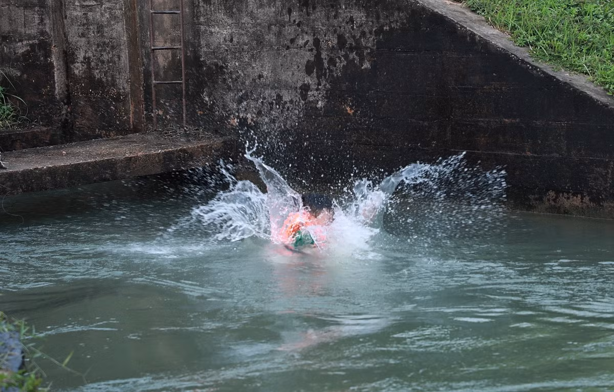 Mương Hồng Vân lấy nước trực tiếp từ sông Hồng nên khá sạch và mát.