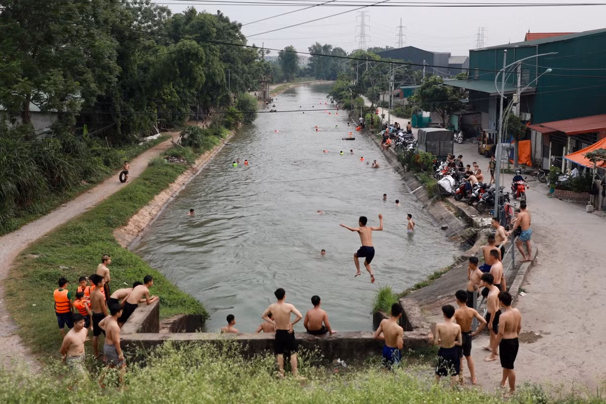 Con muong dai 10km tro thanh bai tam cho tre em Ha Noi