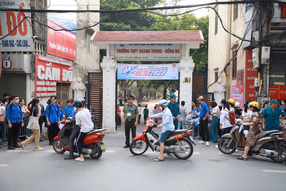 Ghi nhận tại điểm thi trường THPT Quang Trung (quận Đống Đa, Hà Nội) từ 6h sáng, nhiều phụ huynh đã đưa thí sinh đến điểm thi để tránh tắc đường cũng như đề phòng gặp phải những sự cố không mong muốn.