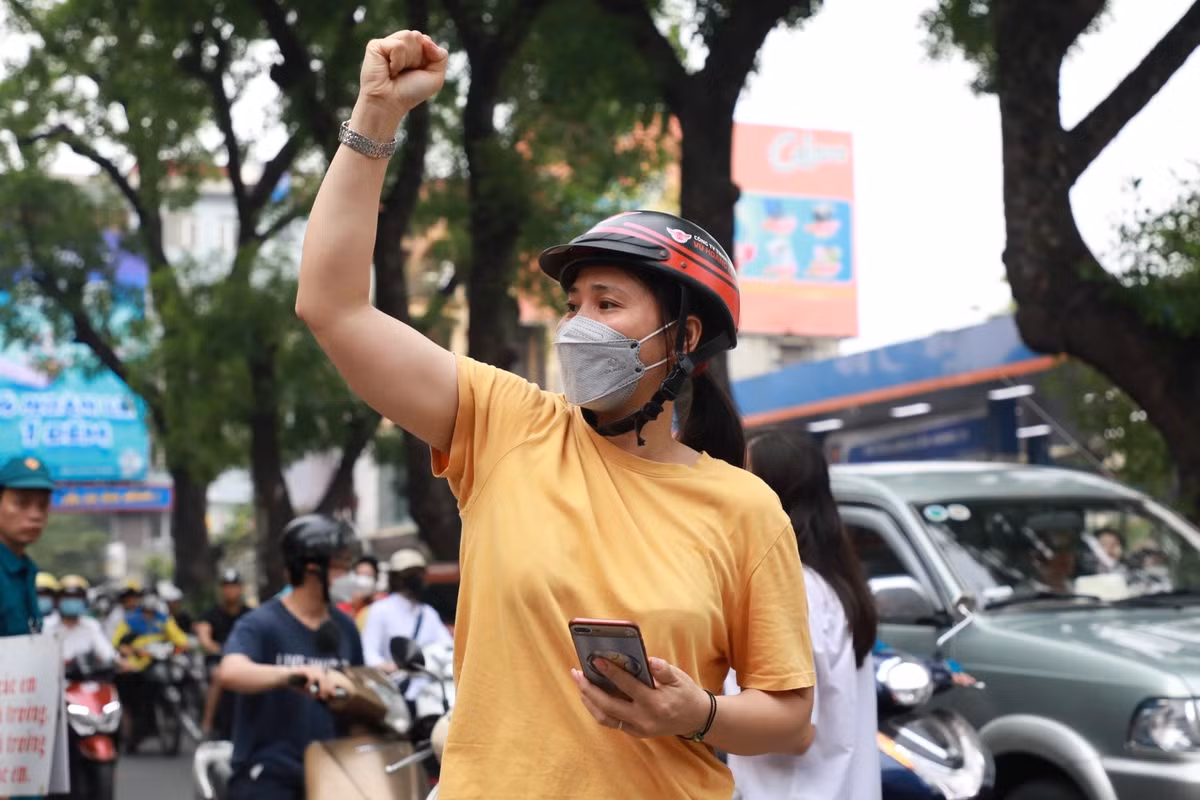 "Đây là cháu thứ 2 thi vào lớp 10 nhưng tôi vẫn cảm thấy rất hồi hộp và nghẹn ngào. Con vào trường rồi, nhưng tôi vẫn đứng ở trước cổng để dõi theo con. Nãy nhìn thấy con từ xa nên truyền năng lượng cho con để con thi thật tốt". Chị Chu Thị Quyên (Thanh Xuân, Hà Nội) chia sẻ.