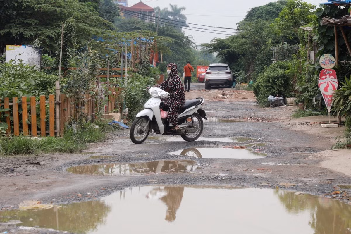 Chị Hương (người dân sống gần khu vực) chia sẻ: "Tôi thường xuyên phải di chuyển qua con đường này. Tình trạng này diễn ra từ nhiều năm nay, nhưng vẫn chưa được xử lý dứt điểm, khiến người dân vô cùng bức xúc. Hôm nay là nước đã thoát bớt, chứ bình thường sau mưa thì ngập chết máy xe".