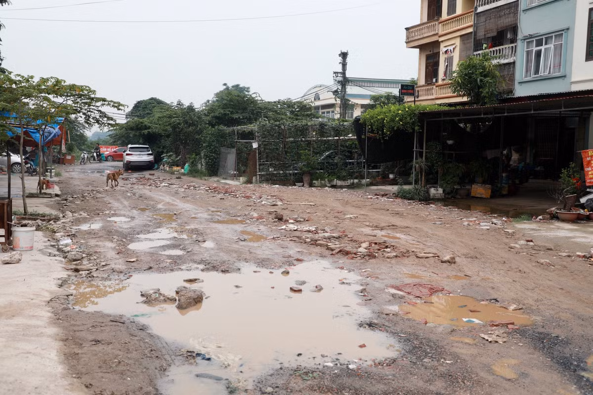 Theo chị Hương, khu vực này nằm trong dự án mở đường và đang được thi công dang dở thì bị tạm dừng.