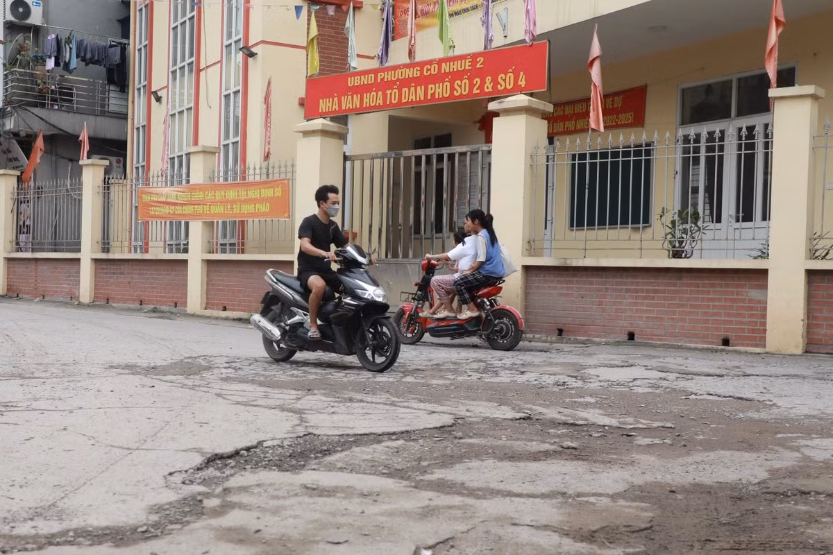Mặt đường trước nhà văn hoá tổ dân phố số 2 và số 4 cũng bị bong bóc, xuống cấp.