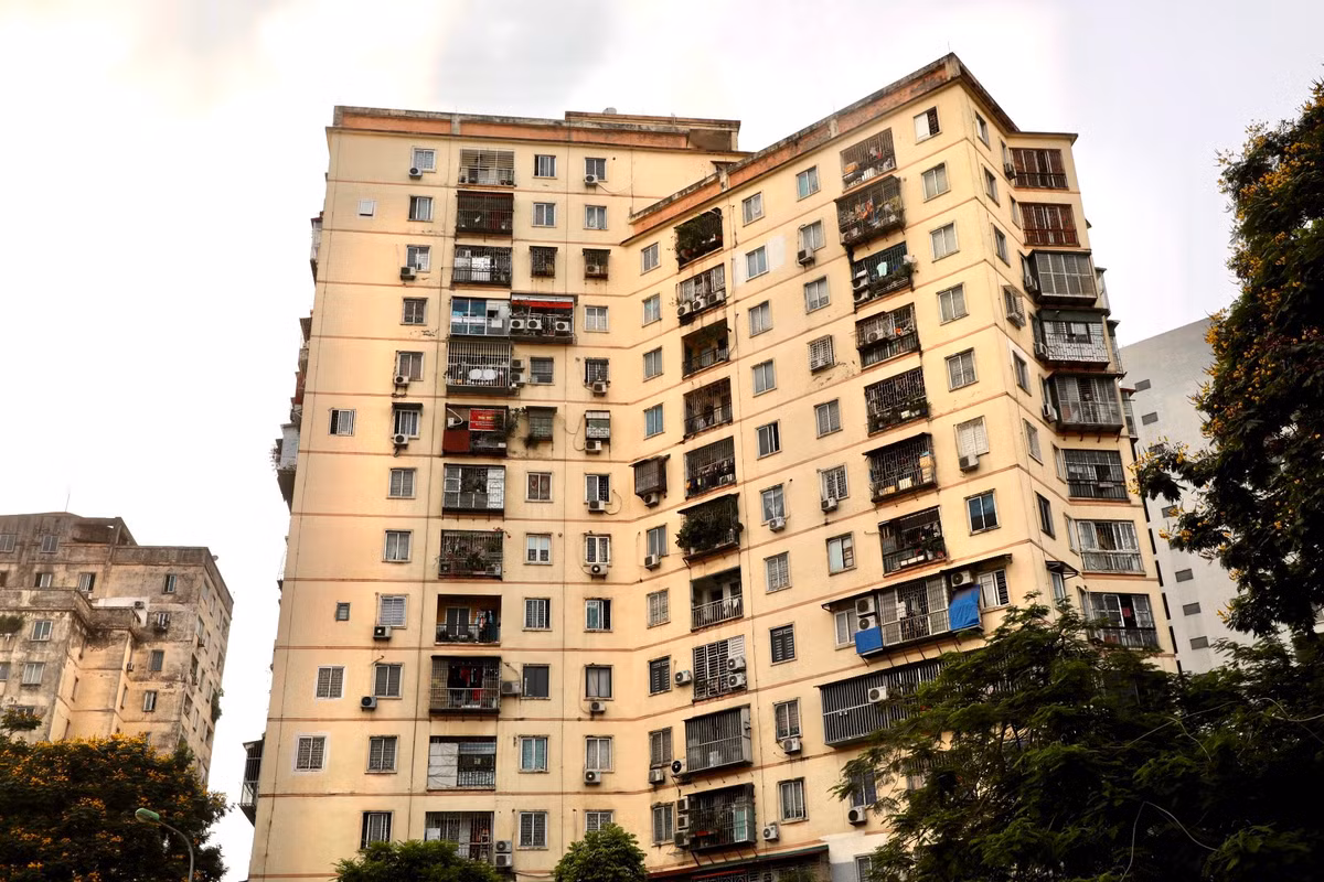 Tại quận Hoàng Mai, tình trạng lắp đặt cục nóng sai vị trí xảy ra các chung cư, nhà tập thể cũ.