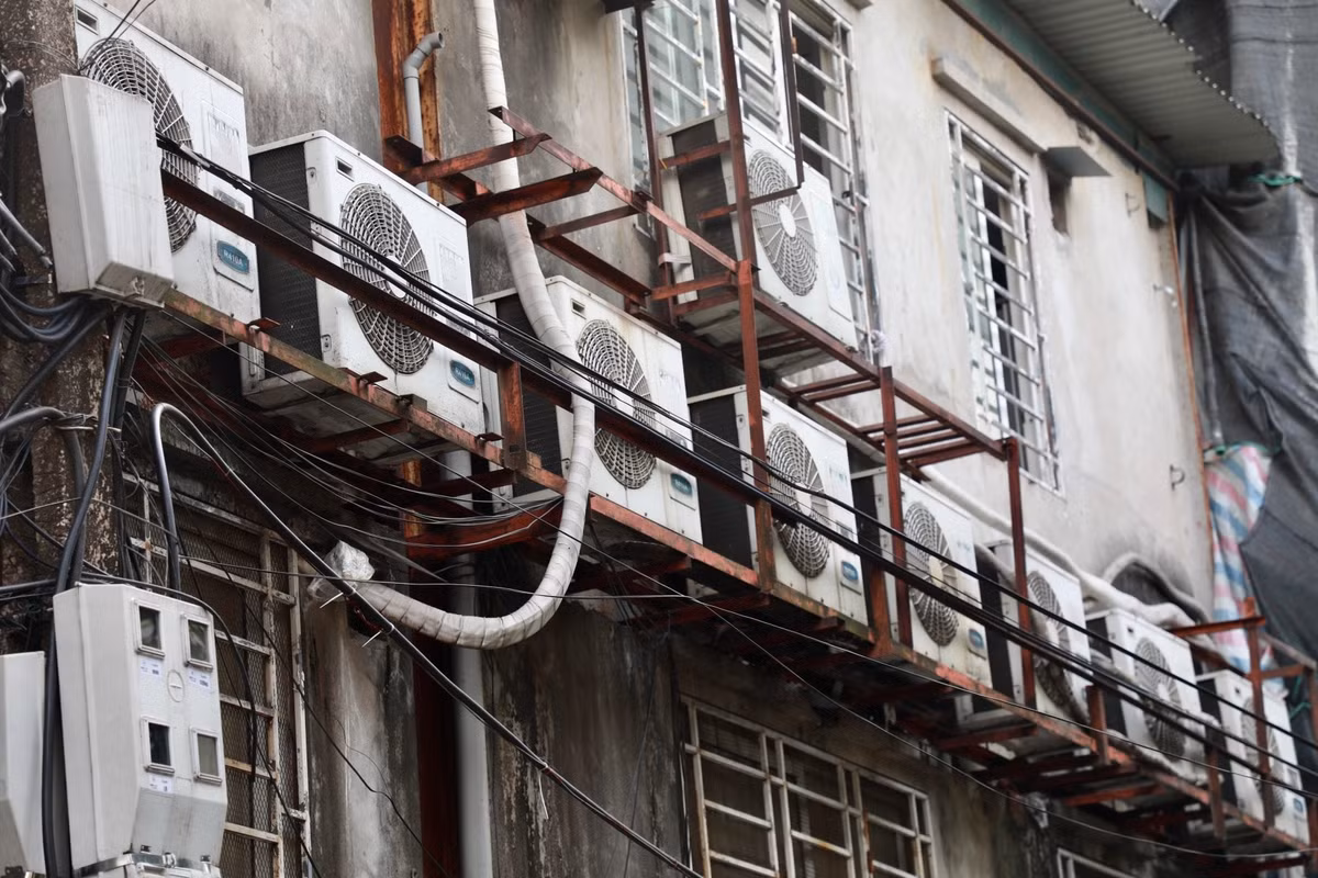 Một dãy cục nóng được lắp đặt sát với đường dây điện.