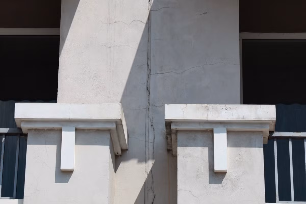 Một số căn nhìn mắt thường có dấu hiệu nứt tường.