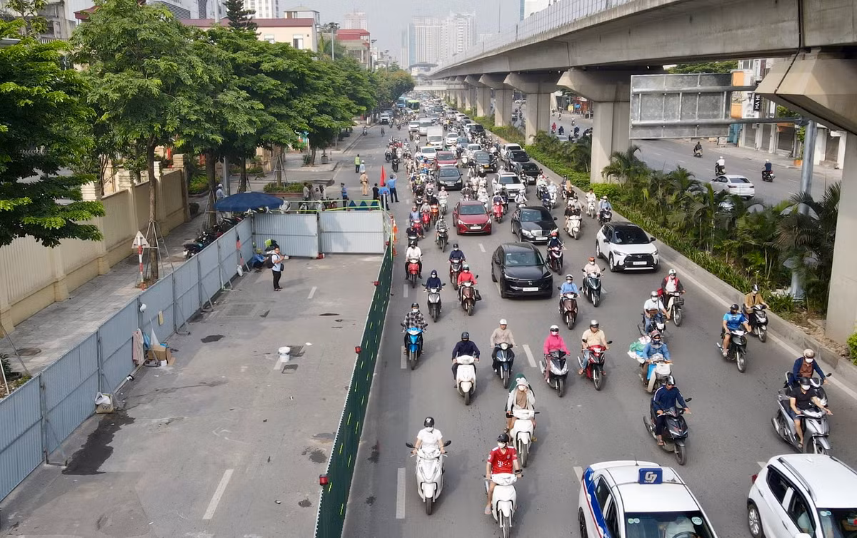 Trong thời gian cấm, các phương tiện có nhu cầu rẽ trái Khuất Duy Tiến đi theo hướng: Vào hầm chui Thanh Xuân, quay đầu tại điểm mở dải phân cách trụ ER12- ER13 tuyến đường sắt trên cao để rẽ phải đi Khuất Duy Tiến. Với các phương tiện có nhu cầu đi Ngã Tư Sở lưu thông theo hướng: Đi qua hầm chui Thanh Xuân để đi Ngã Tư Sở. 