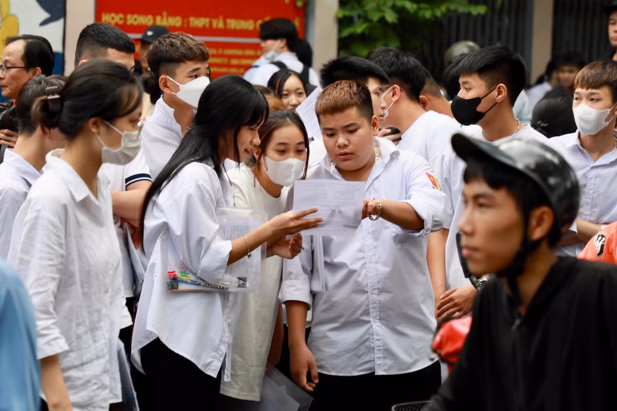 Cùng bàn luận sau giờ thi.